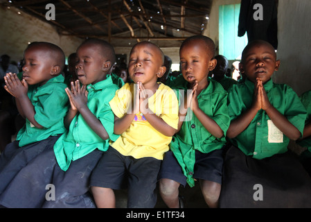 Priez pour les enfants à une école financée par des ONG dans le district de Nyagatare Rwanda Banque D'Images