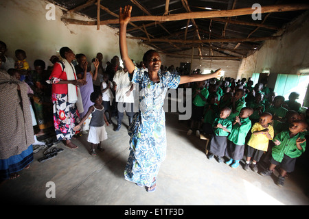 Les villageois et les enfants de l'école danse à l'école financée par une ONG dans le district de Nyagatare Rwanda Banque D'Images