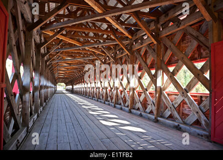Pont couvert de Wakefield, Rivière Gatineau, Wakefield, Québec, Canada. Banque D'Images