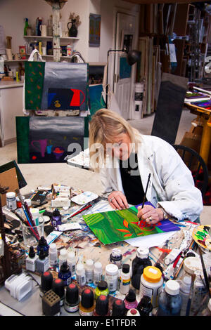 Artiste paintng en studio, l'Irlande Banque D'Images