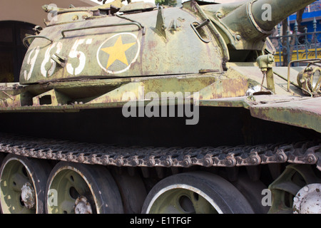 Musée de l'histoire militaire du Vietnam avec des chambres pleines de photos et de documents. La propriété comprend des véhicules de guerre capturés. Banque D'Images