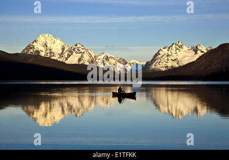 Canoë sur le Turner Lacs de Tweedsmuir Park, British Columbia Canada Banque D'Images