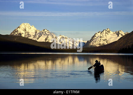 Canoë sur le Turner Lacs de Tweedsmuir Park in British Columbia Canada Banque D'Images