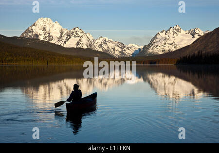 Canoë sur le Turner Lacs de Tweedsmuir Park in British Columbia Canada Banque D'Images