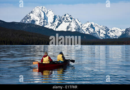 Canoë sur le Turner Lacs de Tweedsmuir Park, British Columbia Canada Banque D'Images