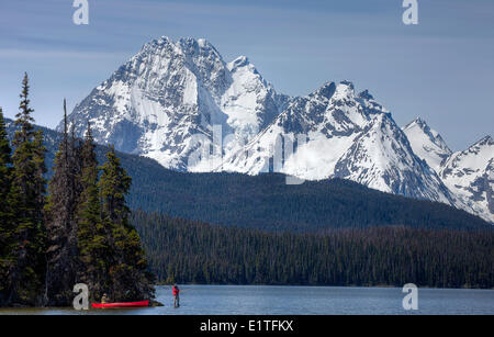 La pêche sur le lac Junker Tweedsmuir Park dans le sud de la Colombie-Britannique, Canada Banque D'Images