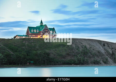 Hôtel Prince De Galles à la tombée du jour, donnant sur le lac Waterton Supérieur, Waterton Lakes National Park, Alberta, Canada Banque D'Images