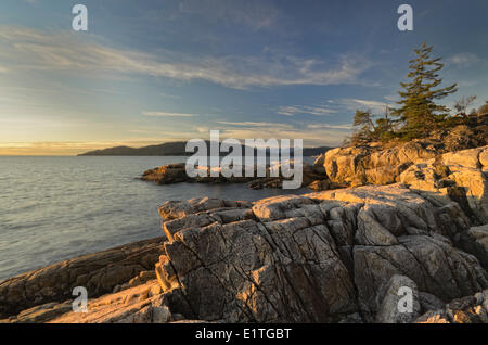 Solaires frappant les formations rocheuses sur la rive du parc phare de West Vancouver, Colombie-Britannique, Canada. Banque D'Images