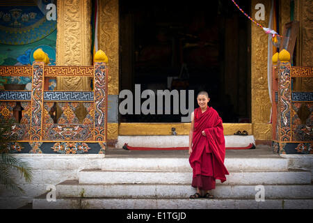 Un moine novice à Punakha Dzong, le Bhoutan Punakha Banque D'Images
