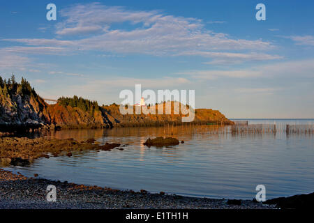 Weir filet devant Phare Swallowtail, Grand Manan Island, dans la baie de Fundy, Nouveau-Brunswick, Canada Banque D'Images