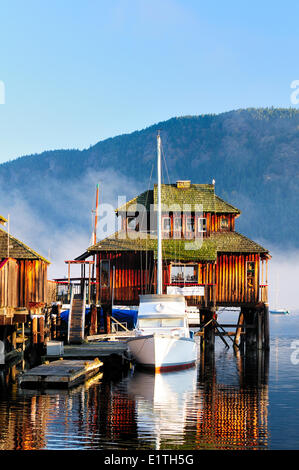 Un voilier est amarré à côté de la Cowichan Bay Maritime Centre, Cowichan Bay en Colombie-Britannique. Banque D'Images