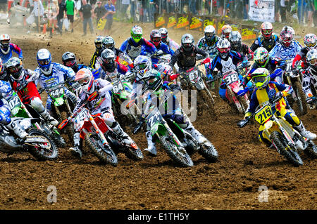 Action de motocross au début de la course pendant la Motocross Monster Energy à la Friche la voie à Nanaimo, en Colombie-Britannique. Banque D'Images