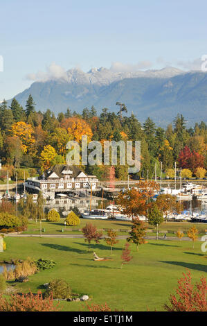 Vancouver Rowing Club, Parc du port du Dévonien, le parc Stanley et les montagnes du North Shore en automne, Vancouver, British Columbia, Ca Banque D'Images