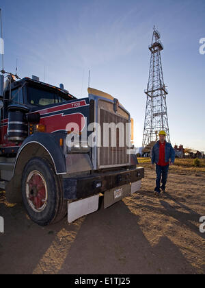 Camion garé en face de derrick de forage. Banque D'Images