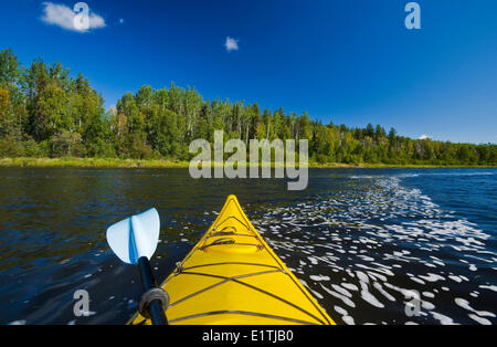 Kayak la rivière Clearwater, parc provincial de la rivière Clearwater, le nord de la Saskatchewan, Canada Banque D'Images