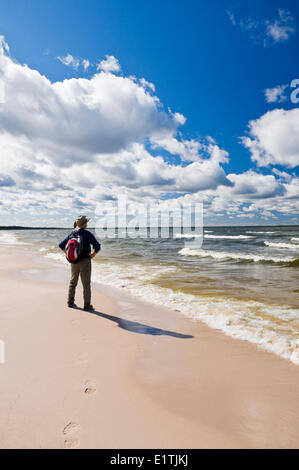 Randonneur le long de Big Buffalo Beach, Peter Pond Lake, Buffalo Narrows, le nord de la Saskatchewan, Canada Banque D'Images