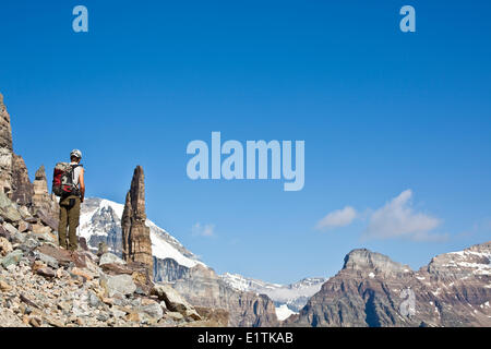 Un homme rockclimber traverse un champ d'éboulis en route pour certains l'escalade alpine Sentinel Grand Lac Moraine Parc national Banff AB Banque D'Images