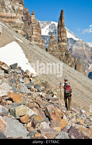 Un homme rockclimber traverse un champ d'éboulis en route pour certains l'escalade alpine Sentinel Grand Lac Moraine Parc national Banff AB Banque D'Images