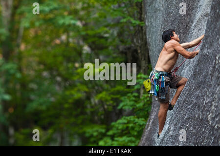 Un homme escalade S-M's Delight 10b, Squamish, BC Banque D'Images