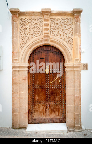 Décoration traditionnelle porte sur une rue étroite blanchis à la chaux à l'intérieur de la Médina de Rabat, Maroc. Banque D'Images