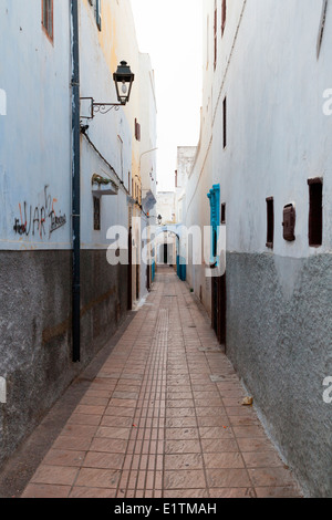 La chaux traditionnel à la chaux rue étroite à l'intérieur de la Médina de Rabat, Maroc. Banque D'Images