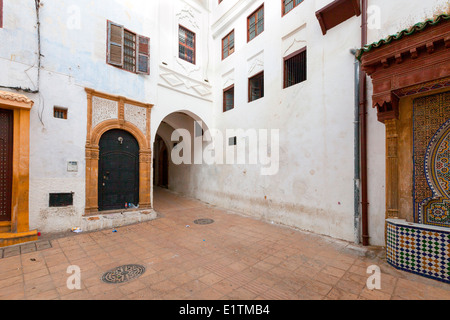 Décoration traditionnelle porte sur un tilleul rue lavé à l'intérieur de la Médina de Rabat, Maroc. Banque D'Images