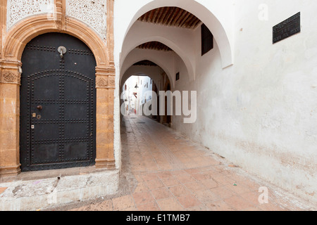 Décoration traditionnelle porte sur une rue étroite blanchis à la chaux à l'intérieur de la Médina de Rabat, Maroc. Banque D'Images