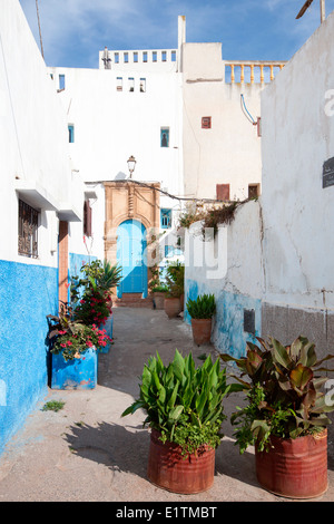 Les pittoresques rues bleu et blanc dans l'Oudaia Kasbah, Rabat, Maroc. Banque D'Images