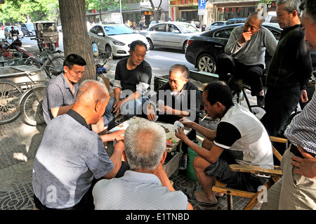 Hommes jouant des cartes dans la rue Xi'an Chine Banque D'Images