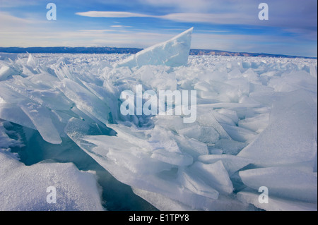 La Russie, la Sibérie, oblast d'Irkoutsk, le lac Baïkal, Maloe More (petite mer), lac gelé en hiver Banque D'Images