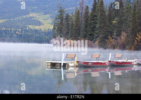 Bateau à quai des bancs sur le lac Pyramid, Jasper National Park, Alberta, Canada Banque D'Images