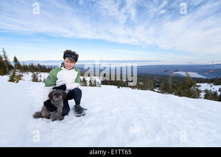 Une femme et son petit chien la raquette sur Forbidden Plateau, vallée de Comox, Vancouver Island, British Columbia, Canada Banque D'Images