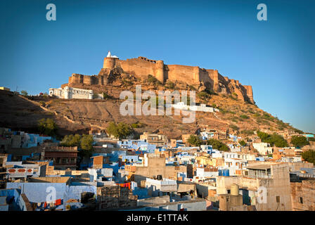 Mehrangarh Fort au coucher du soleil se trouve au-dessus de la 'Ville Bleue' Jodhpur, Rajasthan Inde Banque D'Images