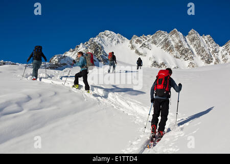 Un groupe de pistes de randonnée à Roger's Pass en direction de la Swiss Peaks, parc national des Glaciers, C.-B. Banque D'Images