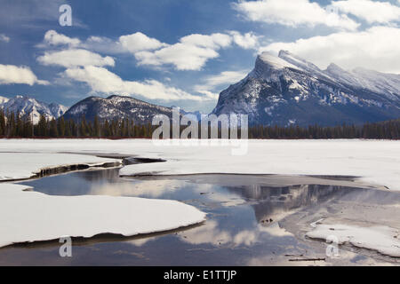 Le mont Rundle et les lacs Vermilion en hiver, Banff National Park, Alberta, Canada Banque D'Images