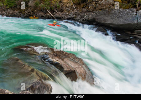 Deux kayakistes hommes tombent dans une grande rapidité dans le Fraser, Mt Robson Provincial Park, BC Banque D'Images