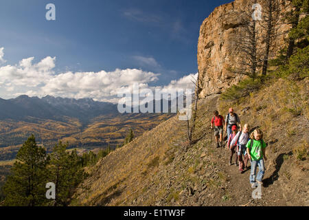 Jeune famille randonnées sur sentier de montagne Château en automne, Fernie, BC, Canada. Banque D'Images