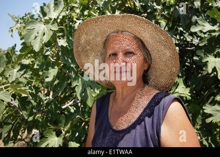 Femme grecque à sun hat, l'île de Rhodes - Pefki - Lardos Bay - Grèce Banque D'Images