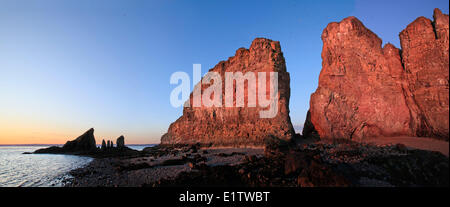 Cape Split Rock formation et falaises, allumé au coucher du soleil et la marée basse le long de la Nouvelle-Écosse de la côte de la baie de Fundy Banque D'Images