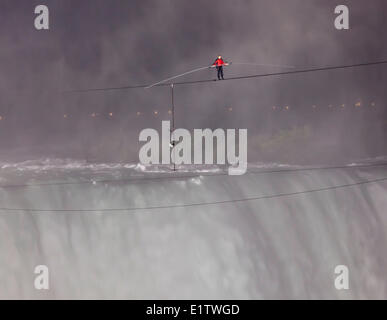 15 juin 2012 Funambule Nik Wallenda à pied à travers les chutes du Niagara, Ontario, Canada Banque D'Images