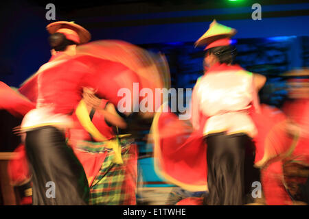 Spectacle de danse, au Sarawak Cultural Village, Kuching, Malaisie, Bornéo, l'Asie Banque D'Images