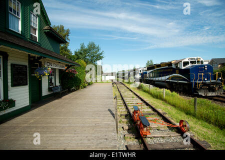 Le Rocky Mountaineer passe le Fort Langley train station museum. Fort Langley, BC, Canada Banque D'Images