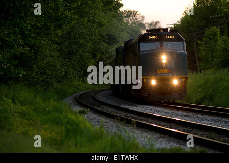 Le Canadien de Via Rail traverse Burnaby, BC, Canada Banque D'Images