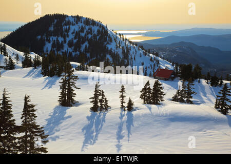 Le soleil se couche sur Mt. Steele cabin en tétraèdre Provincial Park sur la Sunshine Coast avec le détroit de la Géorgie l'île de Vancouver Banque D'Images