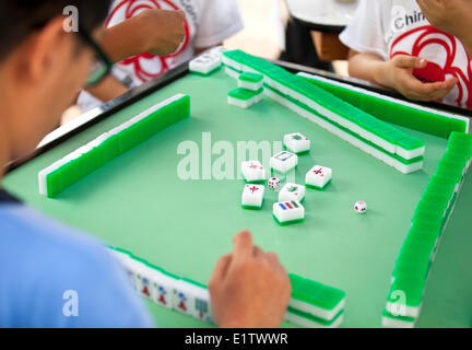 Jouant le jeu de mahjong chinois, Chinatown, Winnipeg, Manitoba, Canada Banque D'Images