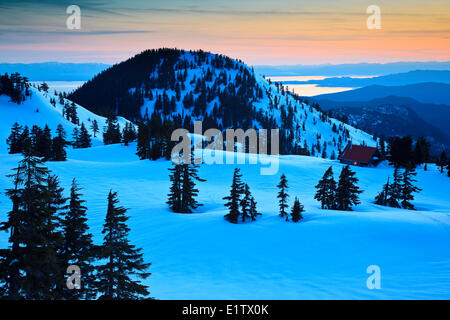 Le crépuscule descend sur Mt. Steele cabin en tétraèdre Provincial Park sur la Sunshine Coast avec le détroit de la Géorgie l'île de Vancouver Banque D'Images