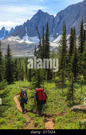 Approche deux backpackers col Wolverine avec le Tumbling Rockwall au-delà des Glaciers Le parc national de Kootenay en Colombie-Britannique Banque D'Images