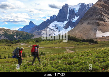 Approche deux backpackers col Wolverine avec le Tumbling Rockwall au-delà des Glaciers Le parc national de Kootenay en Colombie-Britannique Banque D'Images