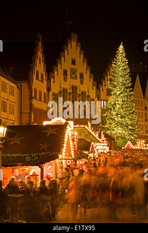 Christkindlmarkt (Marché de Noël) cale mis en place en face de la Römer, Rathaus (hôtel de ville) dans le Römerberg (Place de l'Hôtel de Ville) Banque D'Images