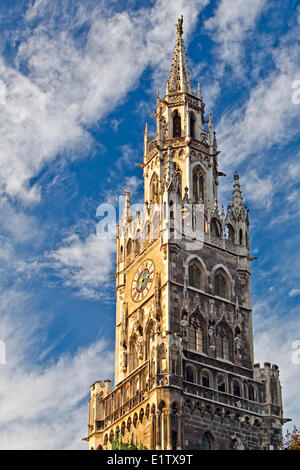 La tour principale le Neues Rathaus (Nouvel Hôtel de Ville) dans la Marienplatz à la Ville München (Munich) Bavaria Allemagne Europe. Banque D'Images